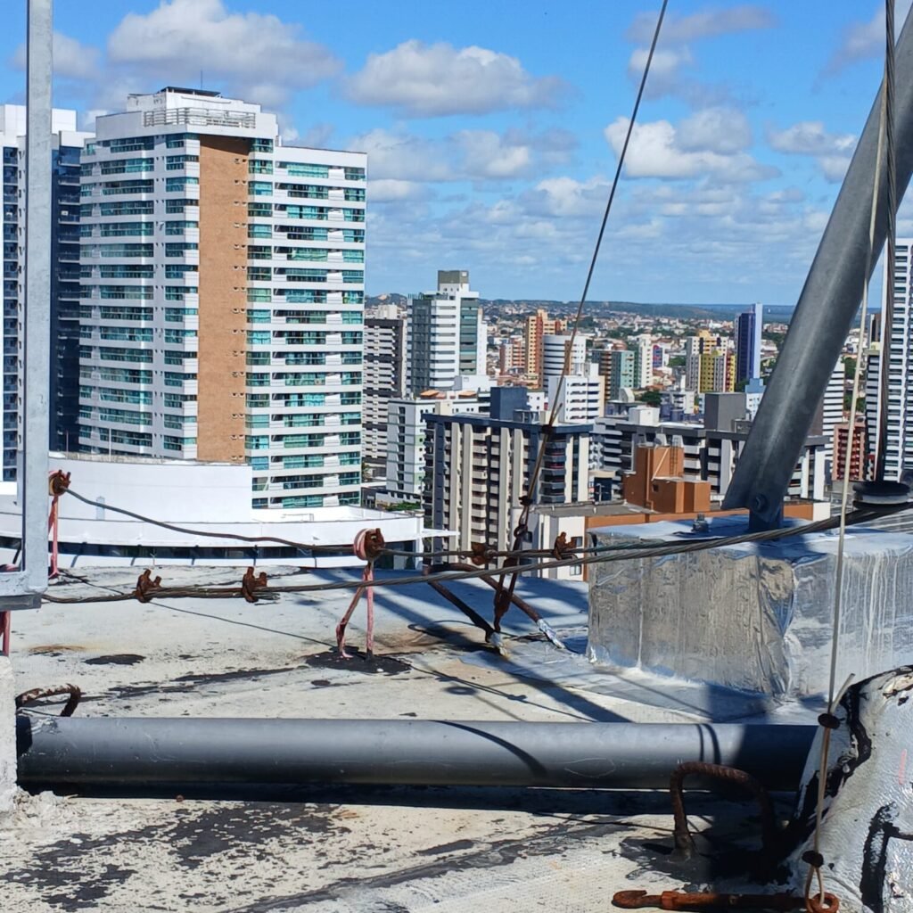 Inspeção de SPDA (para-raios) na cobertura de edifício em Natal