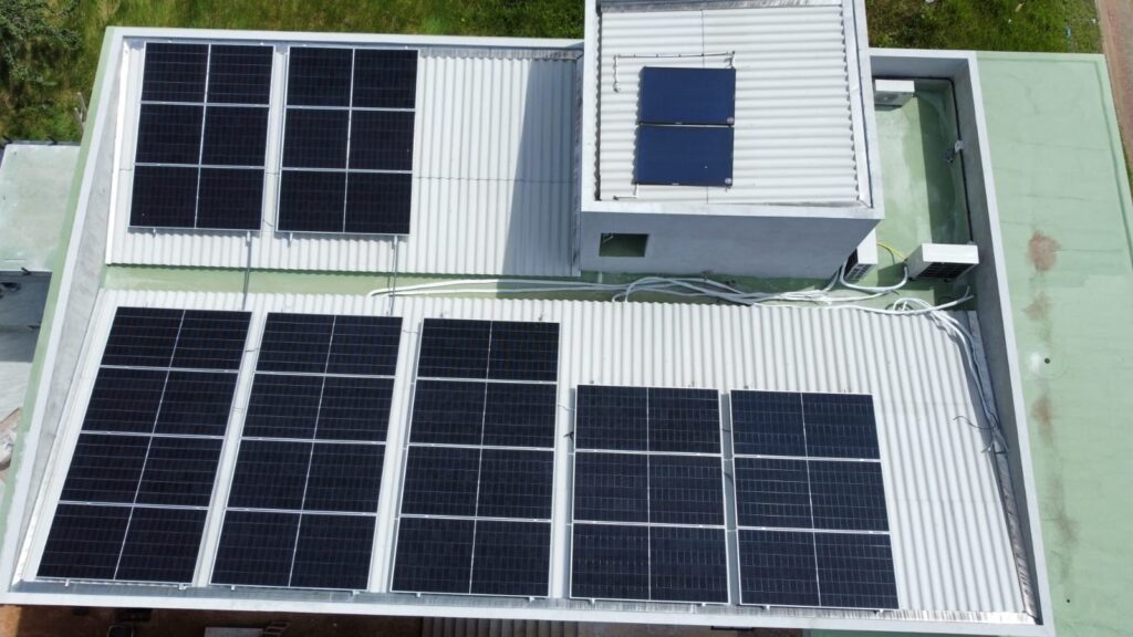 Sistema de energia solar instalado pela 84 Energia em telhado no RN