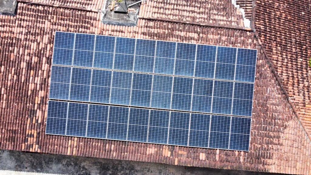 Usina solar em telhado cerâmico instalada pela 84 Energia no RN
