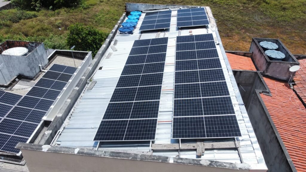 Sistema fotovoltaico em telhado metálico instalado pela 84 Energia no RN