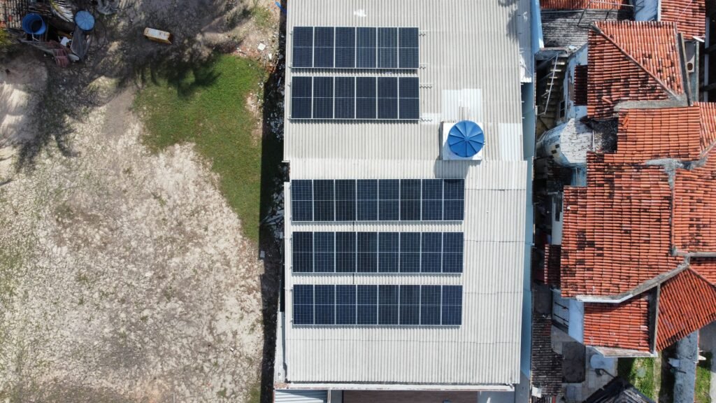 Energia solar em telhado de fibrocimento instalada pela 84 Energia